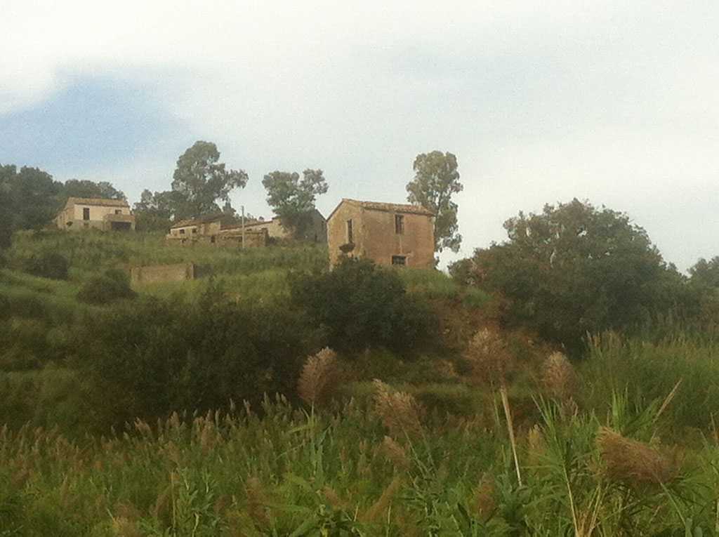 Ruderi di casolari campestri